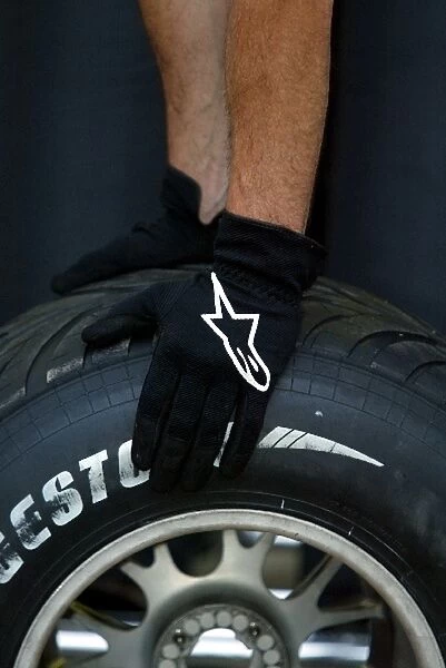 Formula One World Championship: BAR mechanic wears AlpineStars gloves