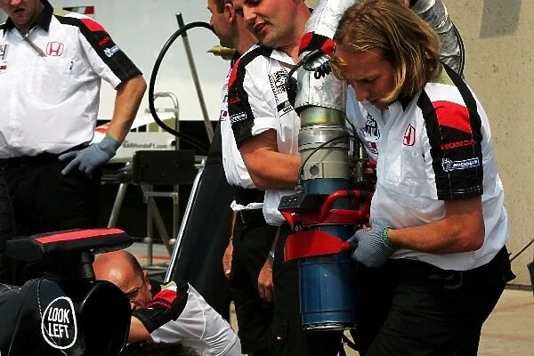 Formula One World Championship: BAR practice their pit stops