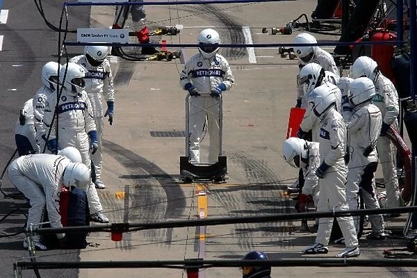 Formula One World Championship: BMW Sauber mechanics prepare for a pitstop