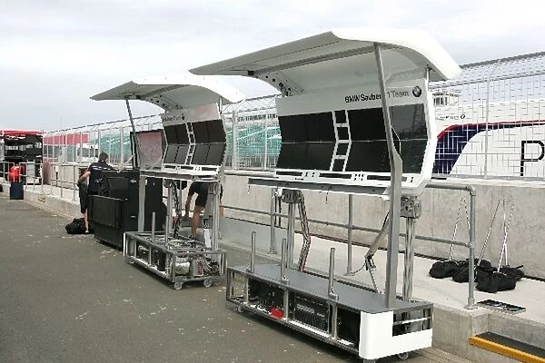 Formula One World Championship: BMW Sauber pit equipment