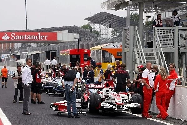 Formula One World Championship: Cars in the pitlane