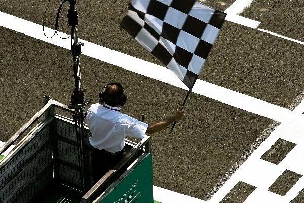 Formula One World Championship: Chequered flag is waved at the end of the session