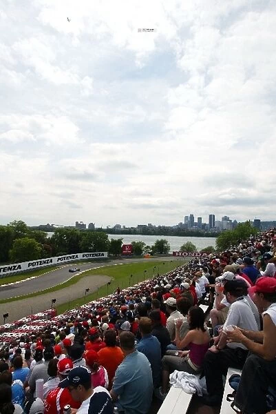 Formula One World Championship: Crowd watch practice