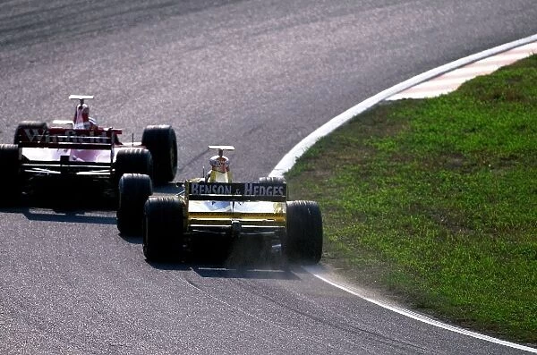 Formula One World Championship: Damon Hill Jordan Mugen-Honda 198 closes in on Heinz-Harald Frentzen Williams Mecachrome