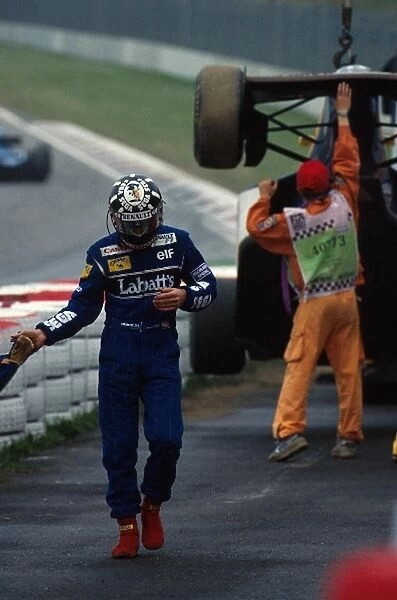 Formula One World Championship: Damon Hill Williams returns to the pits after spinning out of the race