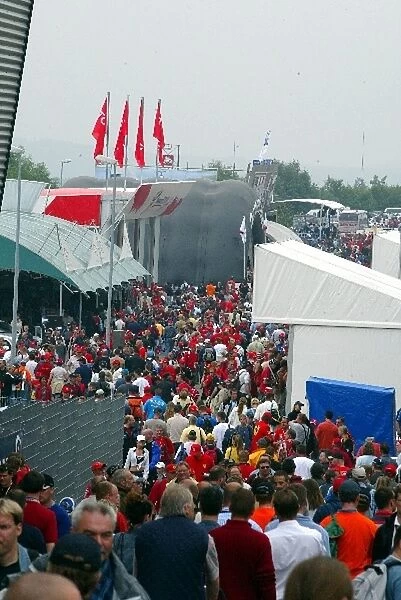 Formula One World Championship: Fans in the trade area