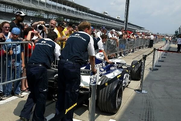 Formula One World Championship: Fans watch a Williams BMW FW26 during the pitlane walkabout