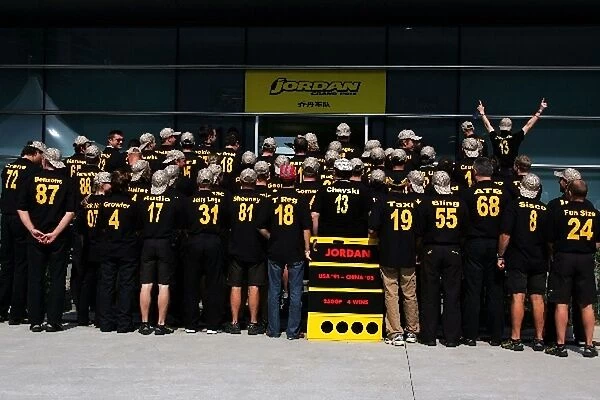 Formula One World Championship: Farewell photograph for Jordan team