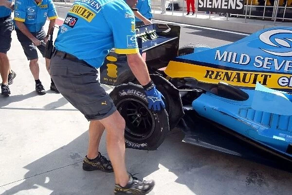 Formula One World Championship: Fernando Alonso Renault R24 suffers a tyre failure during practice