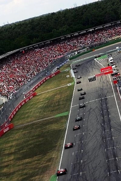 Formula One World Championship: The field head into turn 1