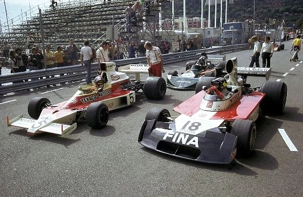 Formula One World Championship: Fifth placed Emerson Fittipaldi McLaren M23 and race retiree Carlos Pace Surtees TS16  /  2 wait on the dummy grid