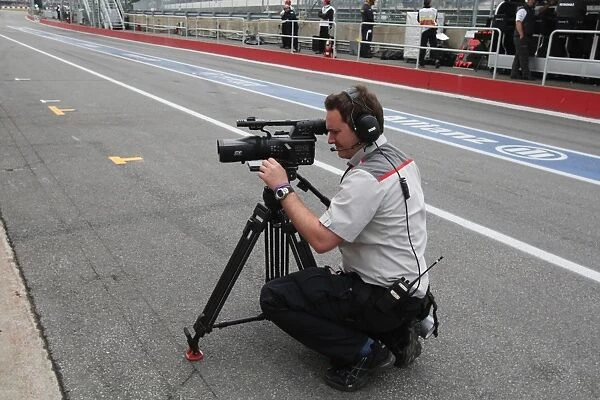 Formula One World Championship: FOM Cameraman using a 3D Camera in the pitlane