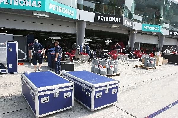 Formula One World Championship: Freight in the pits