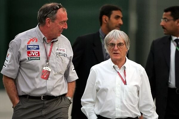 Formula One World Championship: Gary Anderson MF1 Consultant talks with Bernie Ecclestone F1 Supreme