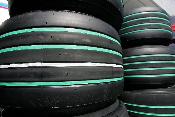 Formula One World Championship: Grooved slick tyres with green painted grooves