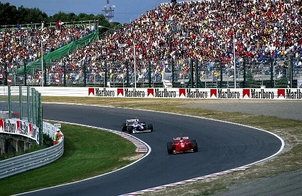 Formula One World Championship: Jacques Villeneuves, Williams Renault FW19, tactic of slowing down the field during the opening laps came