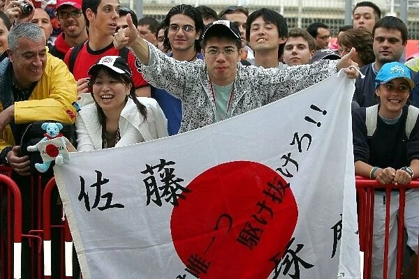 Formula One World Championship: Japanese fans during the pitlane walkabout