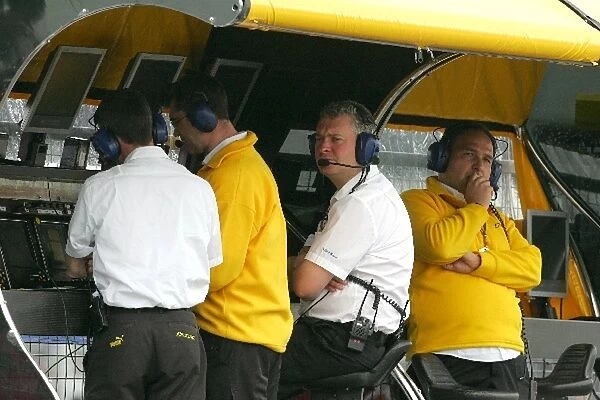 Formula One World Championship: Jordan personnel on the pitwall