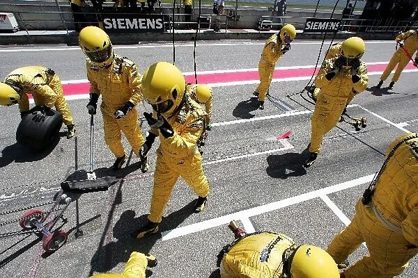 Formula One World Championship: The Jordan team prepare for a pitstop