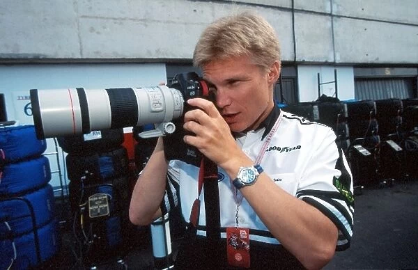 Formula One World Championship: Mika Salo, Tyrrell 025 taking pictures
