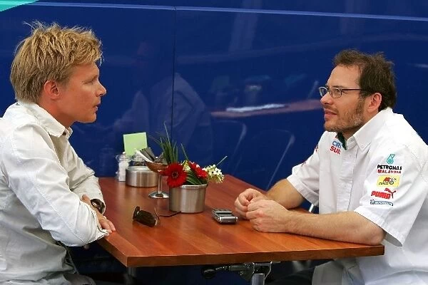 Formula One World Championship: Mika Salo talks with Jacques Villeneuve Sauber