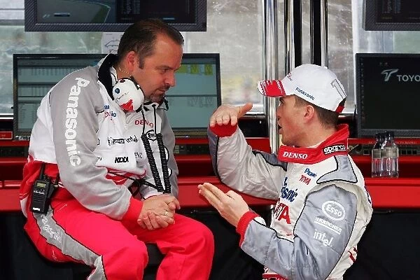 Formula One World Championship: Mike Gascoyne Toyota Technical Director talks with Ralf Schumacher Toyota