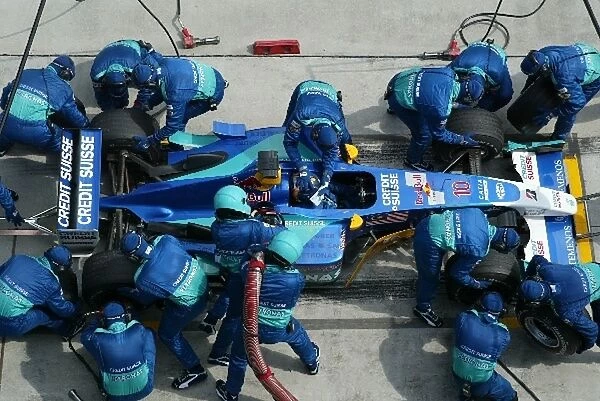 Formula One World Championship: Ninth placed Heinz-Harald Frentzen Sauber Petronas C22 has his visor cleaned whilst making a pit stop