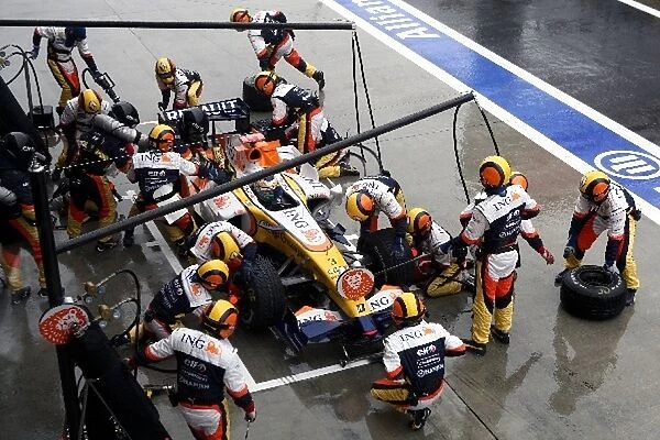 Formula One World Championship: Pitstop for Giancarlo Fisichella Renault R27