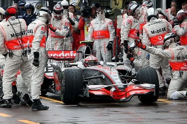 Formula One World Championship: Pitstop for Heikki Kovalainen McLaren MP4  /  23