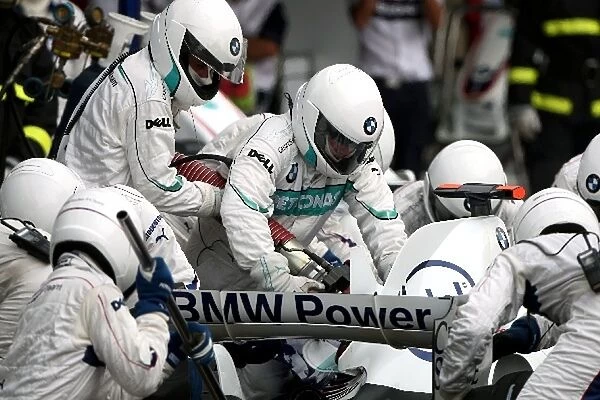Formula One World Championship: Pitstop for Robert Kubica BMW Sauber F1.07