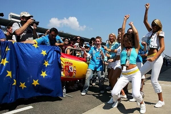 Formula One World Championship: Renault Dancers