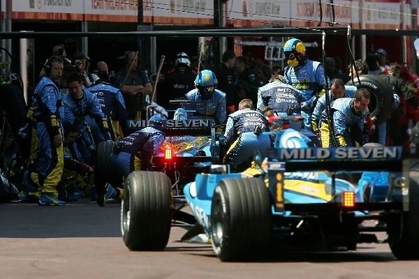 Formula One World Championship: The Renault make a pit stop during qualifying