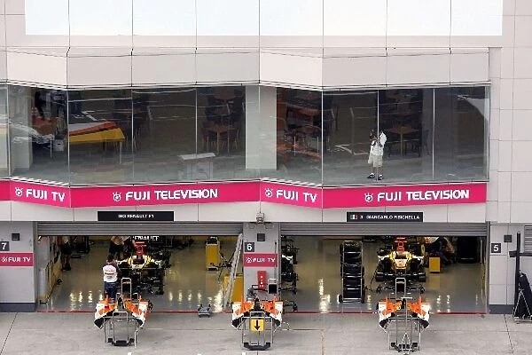 Formula One World Championship: Renault pit