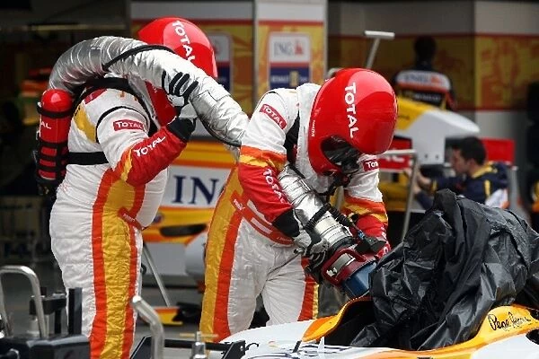 Formula One World Championship: Renault refuelling practice