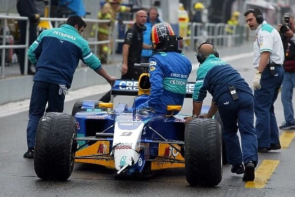 Formula One World Championship: The Sauber Petronas C22 of Heinz-Harald Frentzen is recovered to the pits after Frentzen crashed during first