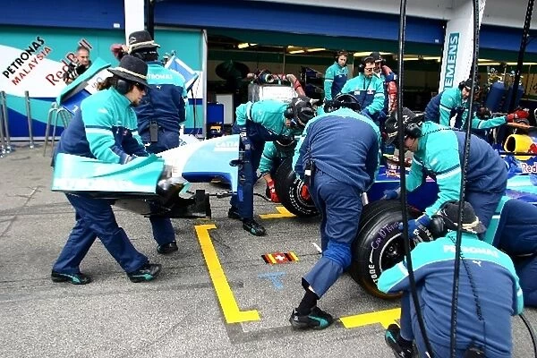 Formula One World Championship: The Sauber team practice pit stops