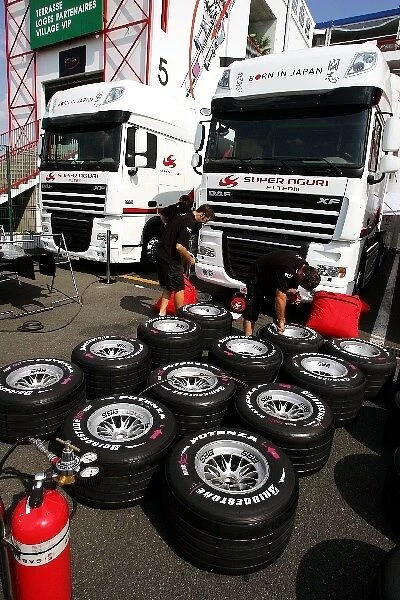 Formula One World Championship: Super Aguri mechanics and tyres
