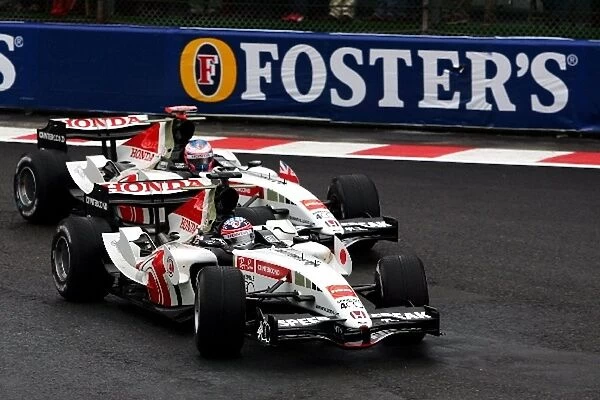 Formula One World Championship: Takuma Sato BAR Honda 007 battles with Jenson Button BAR Honda 007