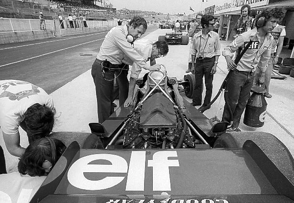 Formula One World Championship: Team owner Ken Tyrrell and designer Derek Gardner talk to Jody Scheckter, Tyrrell P34