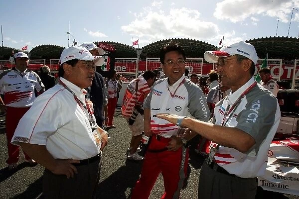 Formula One World Championship: Toyota dignitaries on the grid