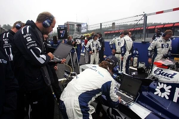 Formula One World Championship: Williams technicians on the grid