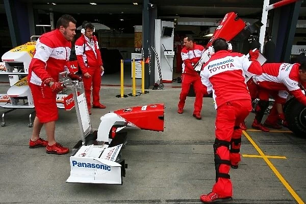 Formula One World Championship: Front wing changing device used in pit stops by the Toyota team