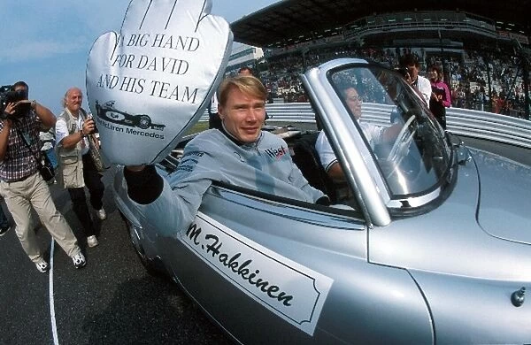 Formula One World Championship: Winner and World Champion Mika Hakkinen, McLaren MP4-13