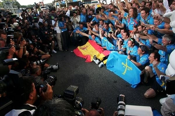 Formula One World Championship: World Champion Fernando Alonso Renault celebrates with the team