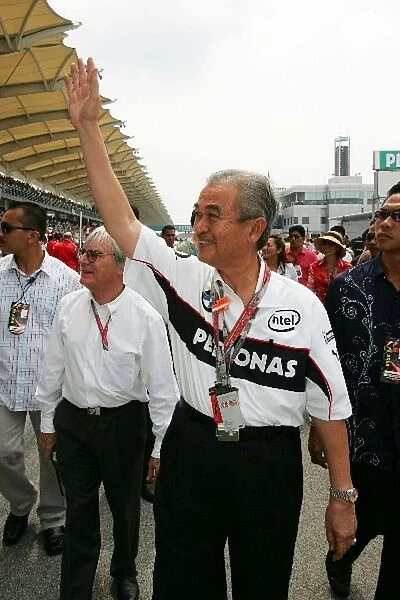 Formula One World Championship: YAB Datuk Seri Abdullah Ahmad Badawi Malaysian Prime Minister on the grid