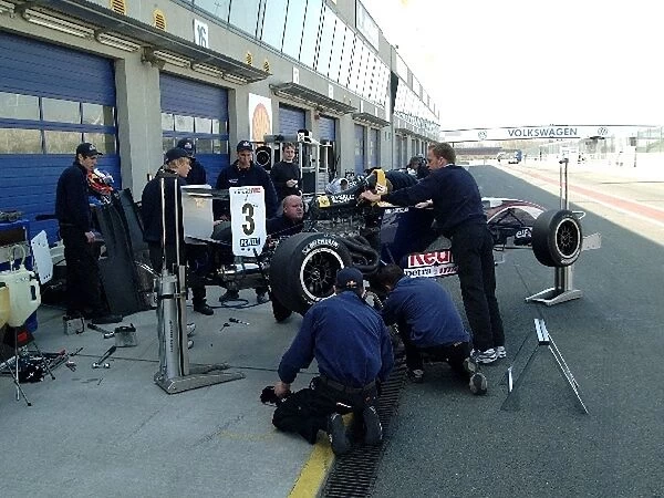 German Formula Renault: Team Motopark Academy work on the car before qualifying