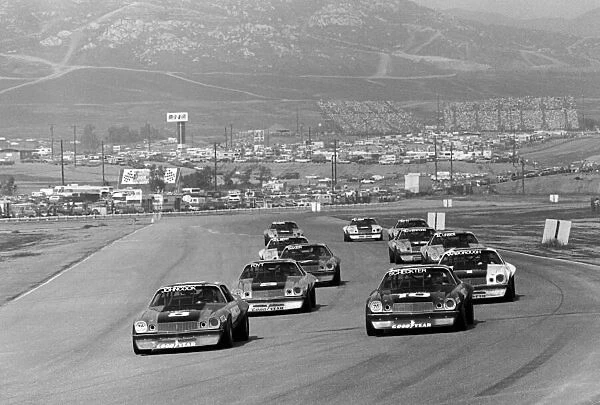 IROC. Gordon Johncock (USA) and Jody Scheckter (RSA) lead at the start of the race.