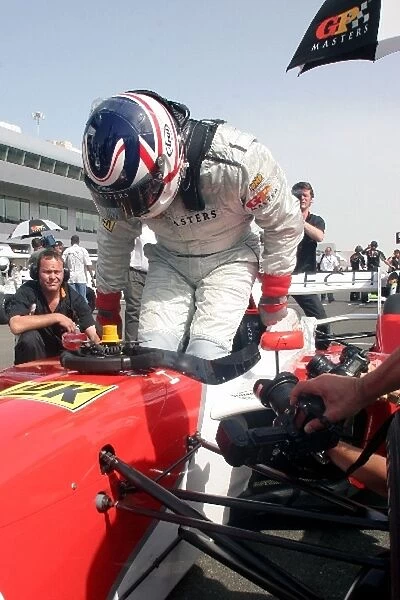 GP Masters: Nigel Mansell climbs into his car on the grid