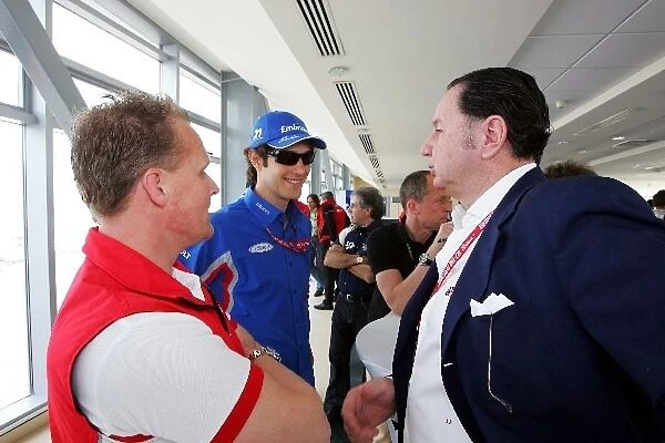 Gp2 Asia Dubai: Johnny Herbert talks with Bruno Senna and Luciano Secchi WIND Group