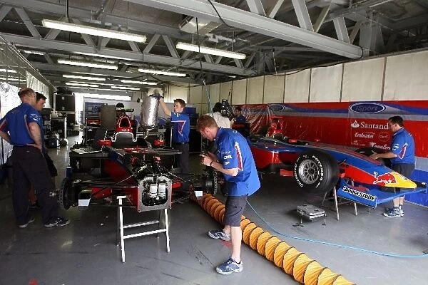 GP2 Asia Series: iSport mechanics work on their two cars
